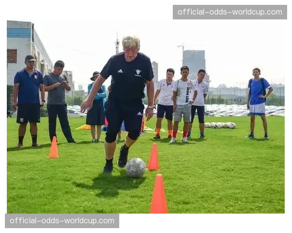 马德里社区足球教练研讨会召开,主题为“向青少年传授混合防守理念”